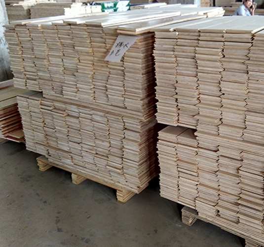 Multi-Layer Natural Color Smooth French Oak Engineered Flooring